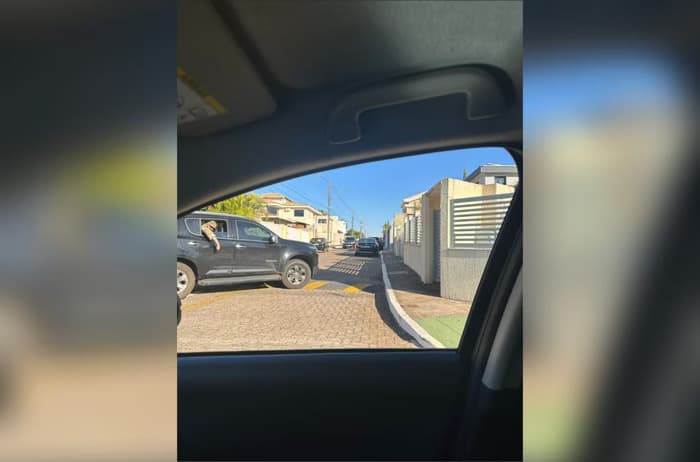 VÍDEO: Veja momento em que Bolsonaro sai de casa para colocar tornozeleira eletrônica