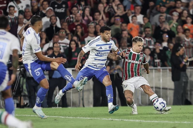 Cruzeiro vence Fluminense e vira líder do Brasileirão