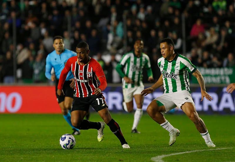 São Paulo vence com golaço de Luciano e complica Juventude