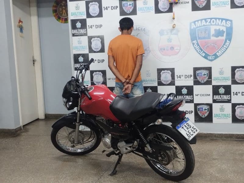 VÍDEO: Suspeitos são presos com moto rastreada e arma falsa na Zona Leste de Manaus