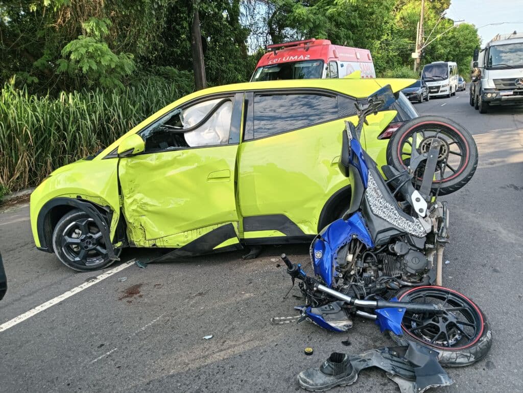 Motociclista fica gravemente ferido em acidente envolvendo carro elétrico em Manaus; vídeo