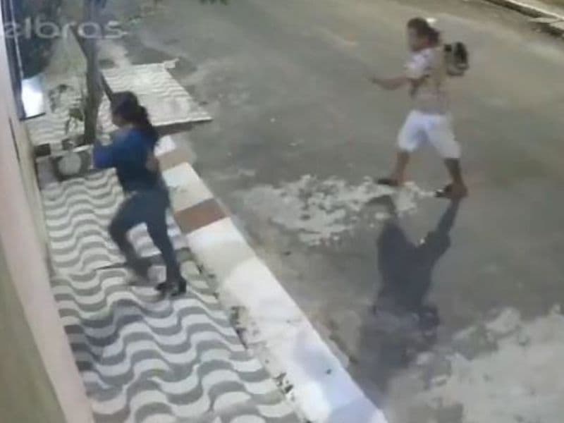 VÍDEO: Mulher é brutalmente atacada com capacete em Parintins e imagens do crime causa revolta