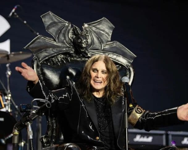 Sentado em um trono negro, Ozzy Osbourne faz show de despedida junto com o Black Sabbath e emociona os fãs
