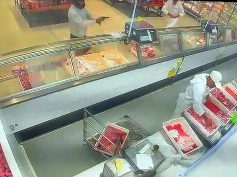 VÍDEO: Funcionário armado invade açougue e tenta matar colega dentro de supermercado