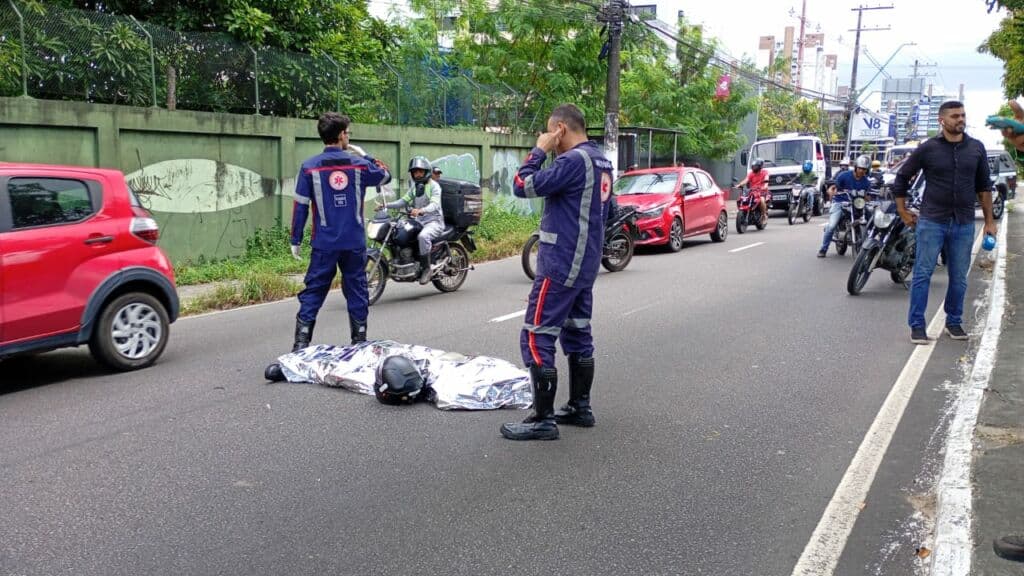 VÍDEO: Tenente da FAB morre após ao ser atingido por carreta em Manaus