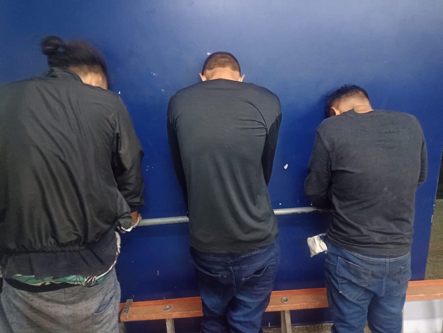 Trio é preso ao invadir e tentar roubar produtos da loja O Boticário em Manaus; vídeo