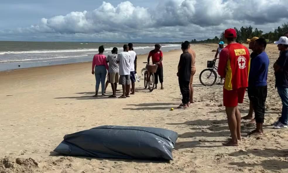 Pai e filho morrem afogados em praia na Bahia; vítimas foram ao local para visitar parente