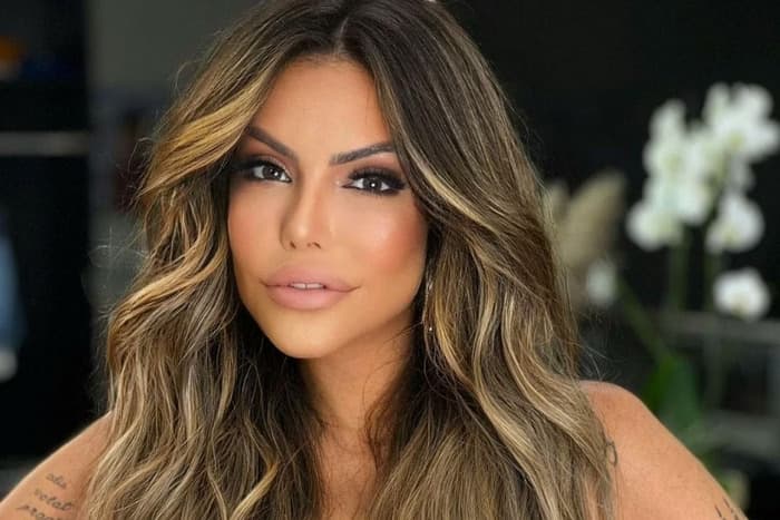 VÍDEO: influenciadora viraliza ao tatuar lei usada contra Moraes e dizer que Trump é seu presidente