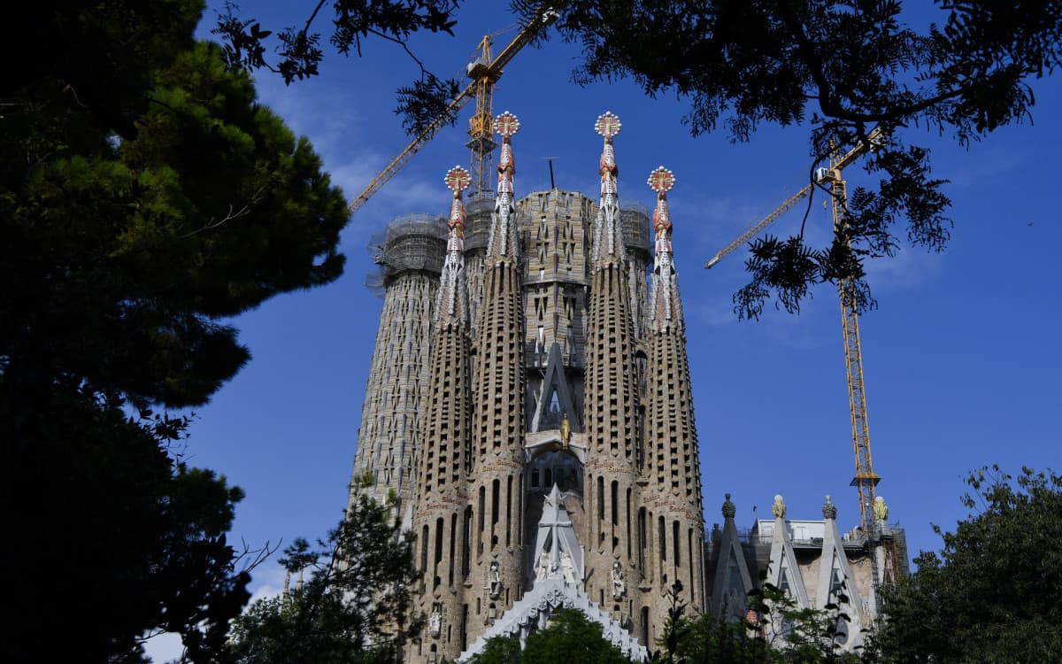 Ativistas lançam tinta contra fachada da Sagrada Família durante protesto climático em Barcelona