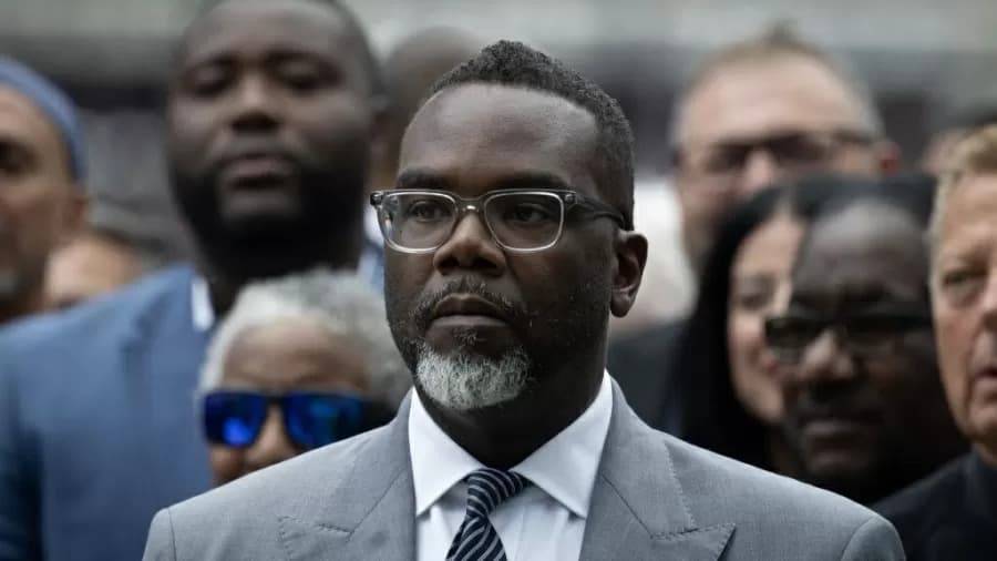 Prefeito de Chicago desafia Trump e proíbe polícia de colaborar com intervenção federal