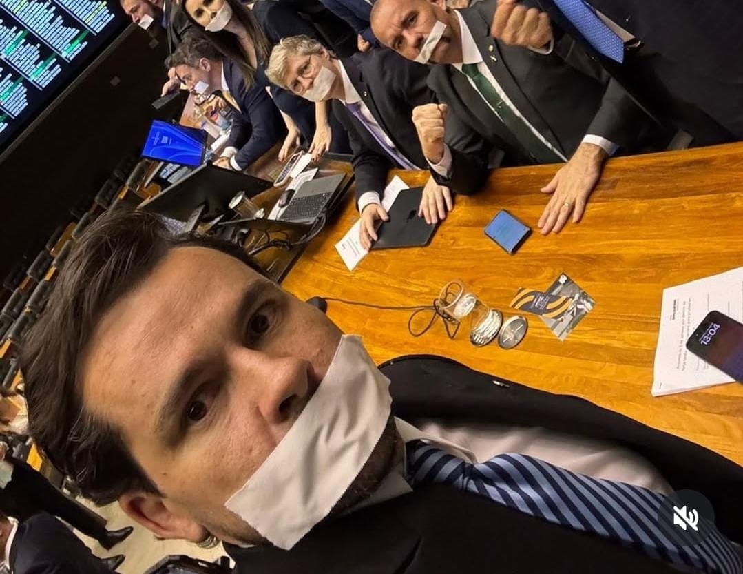 Na Câmara, Alberto Neto protesta com esparadrapo na boca e cobra Hugo Motta: “Paute já a anistia”