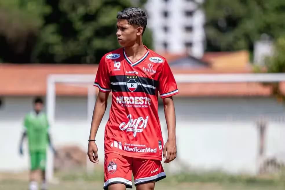 Atleta sub-16 do River-PI é morto a tiros dentro de escola
