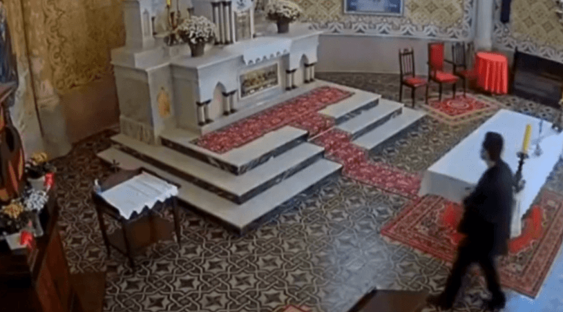 VÍDEO: homem coloca bomba no altar de igreja em SC; ninguém ficou ferido