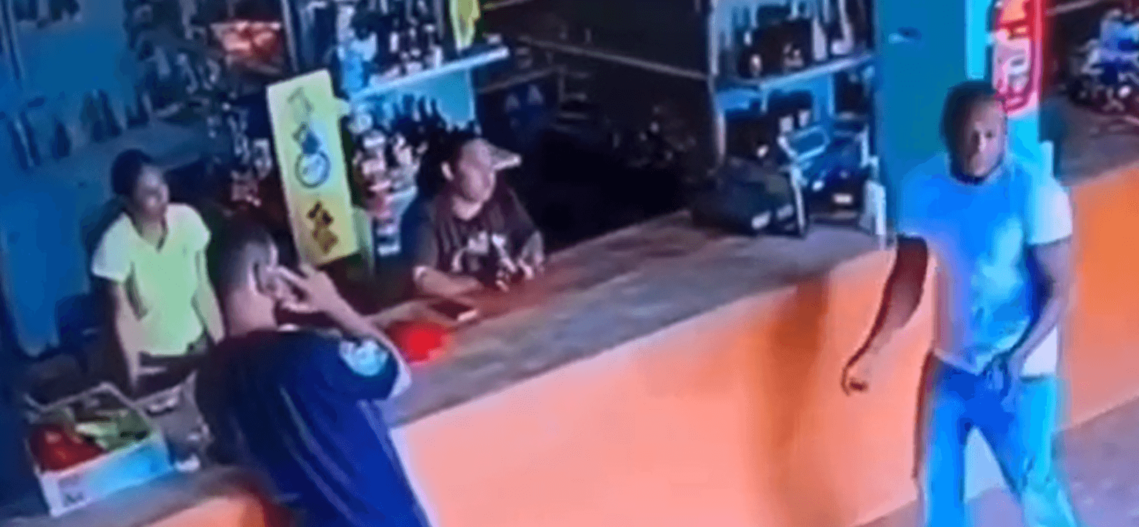 VÍDEO: homem reage a ataque com facões e mata um em comércio na República Dominicana