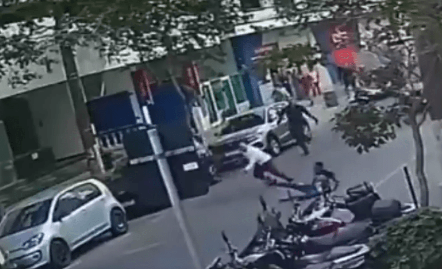 VÍDEO: ex-jogador Madson dá voadora em suspeito de furto em frente à sua barbearia no litoral de SP