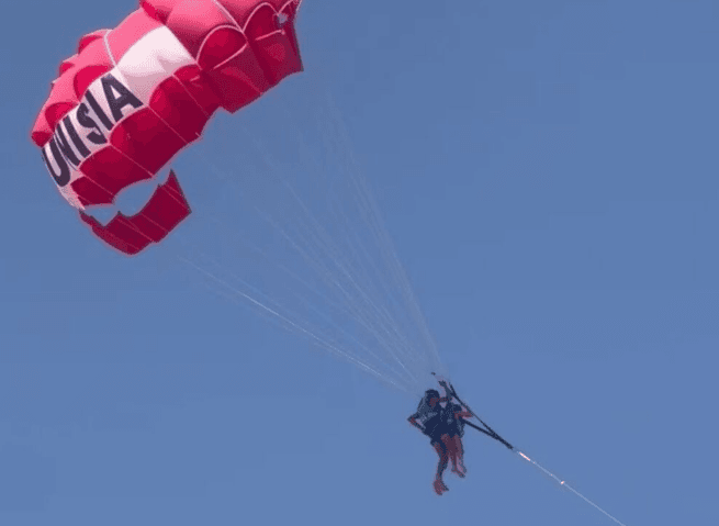 Turista britânica denuncia abuso sexual durante voo de parasailing na Tunísia