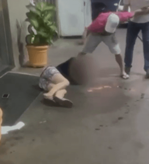 Homem arrasta namorada pelos cabelos e é preso em posto de combustíveis em SP