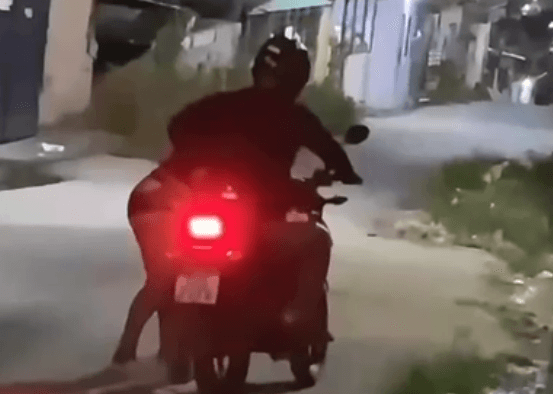 Mulher é flagrada em cena picante com motociclista de app em Manaus; veja vídeo
