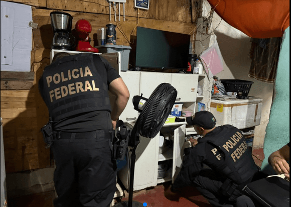 Funcionário de escolinha de futebol em Manaus é preso por divulgar vídeos de pornografia infantil