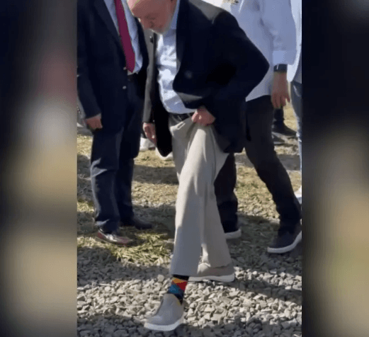 Lula provoca Bolsonaro: “Tem gente que tem tornozeleira, eu tenho meia bonita”