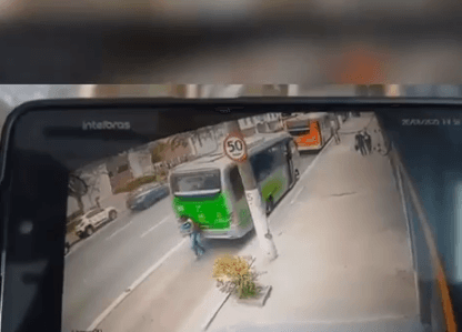 Ônibus dá ré, atropela mulher e causa morte na zona oeste de SP