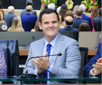 “Fico muito feliz representando o prefeito homenageando o ministro Mauro Campbell”, exalta Renato Júnior
