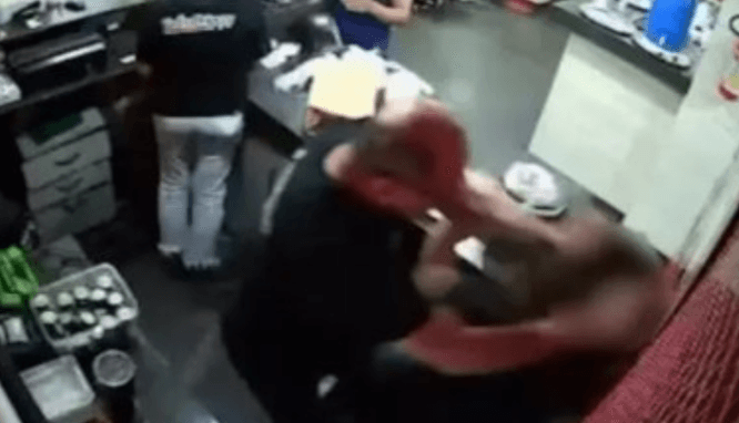 ‘Violência contra mulher’: dono de pizzaria é preso por agredir filha em Vitória