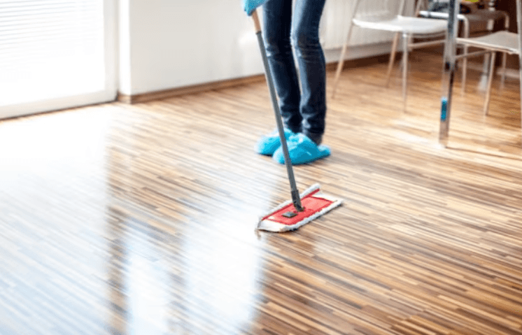 Quando a roupa vira aliada da faxina: reutilizando o que você já tem em casa