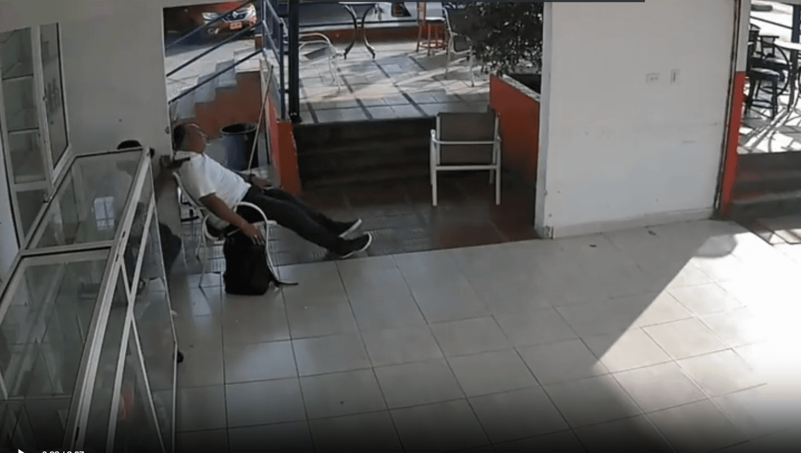 Assaltante faz homem de escudo e morre em confronto com policial na Colômbia