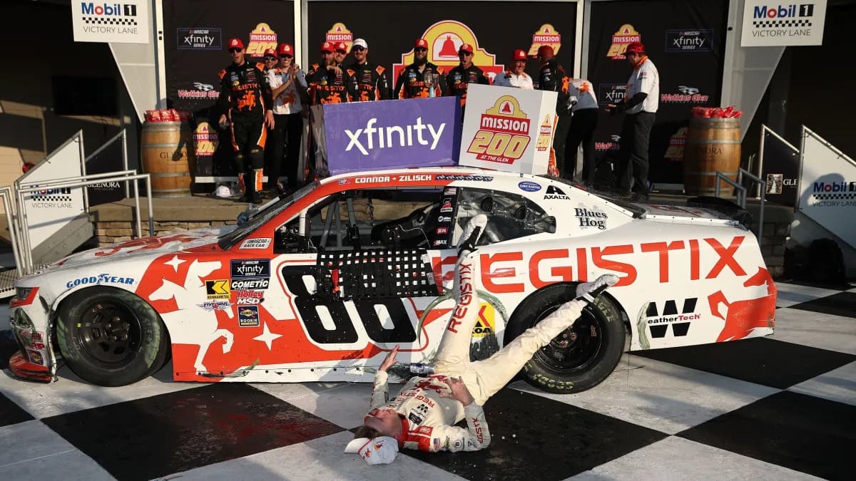 Piloto de Nascar comemora vitória, cai e quebra a clavícula