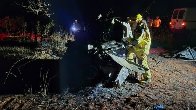 Colisão entre carreta e carro mata cinco pessoas no Triângulo Mineiro; bebê de 1 ano é uma das vítimas