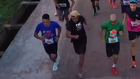 VÍDEO: homem embriagado e de chinelo completa corrida de 8km e ganha medalha no Pará
