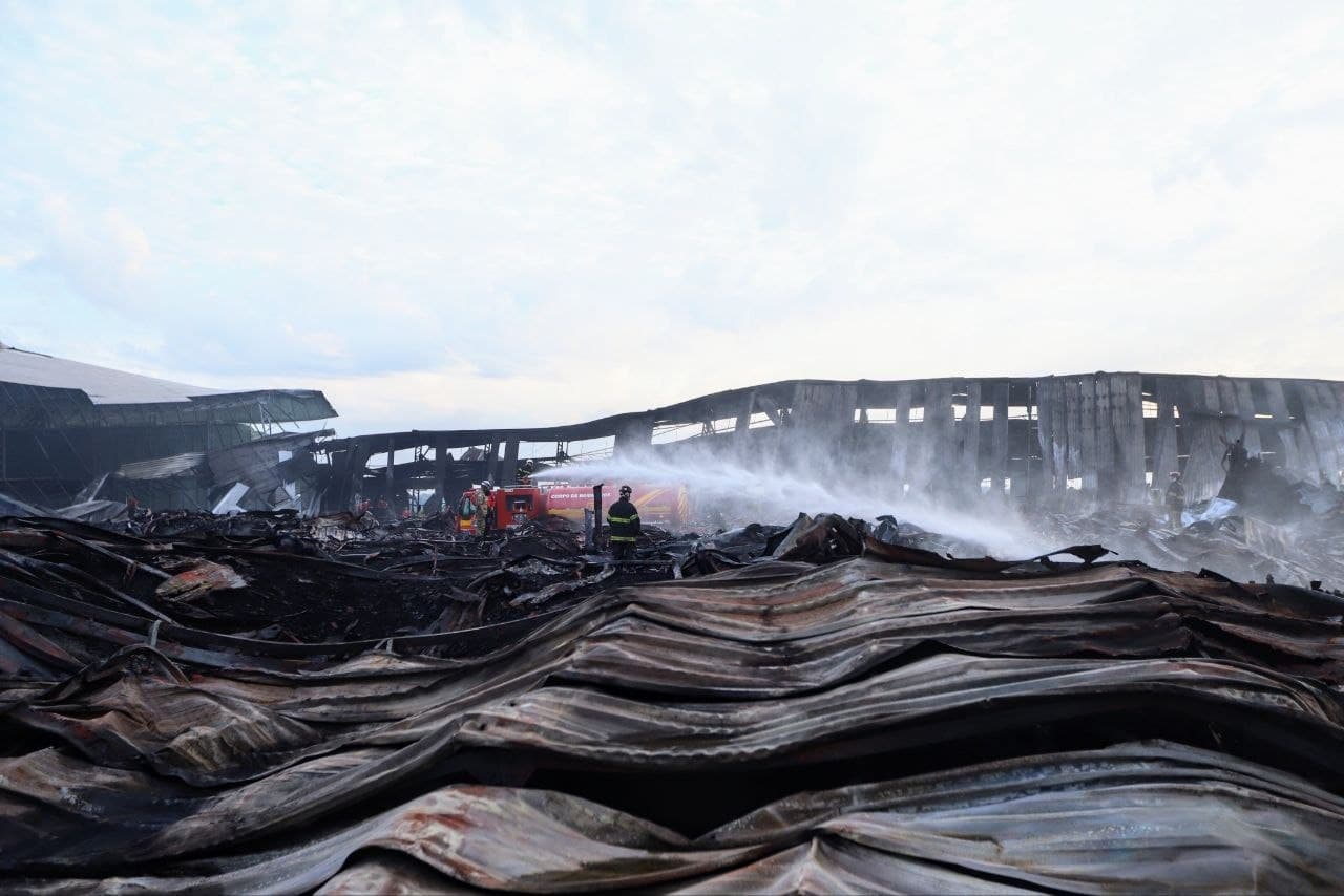 Bombeiros anunciam fim do incêndio em empresas do Distrito, em menos de 48 horas