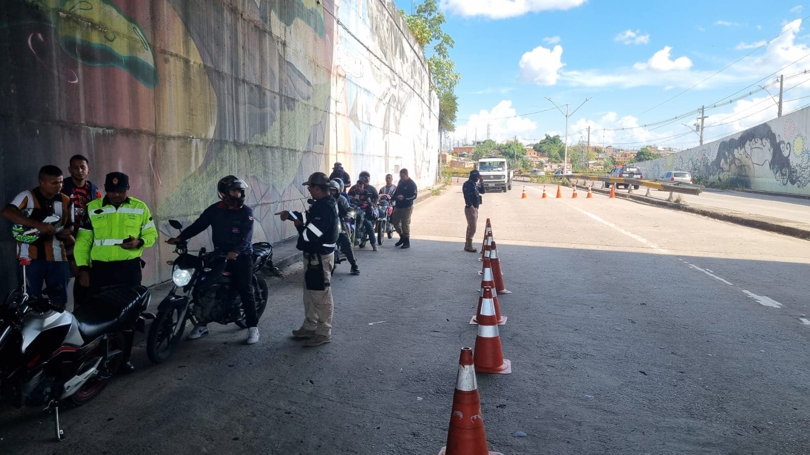 Fiscalização conjunta entre prefeitura e Detran-AM autua 62 veículos nas zonas Norte e Leste de Manaus