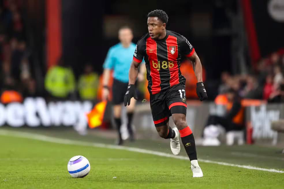 Luís Sinisterra desembarca em BH para acerto com o Cruzeiro