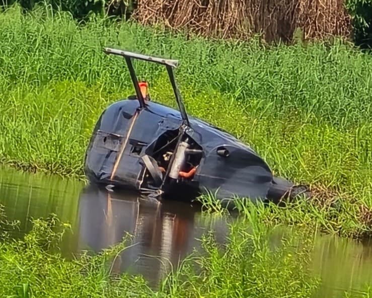Helicóptero cai em lago ao tentar transportar drogas em Juruá