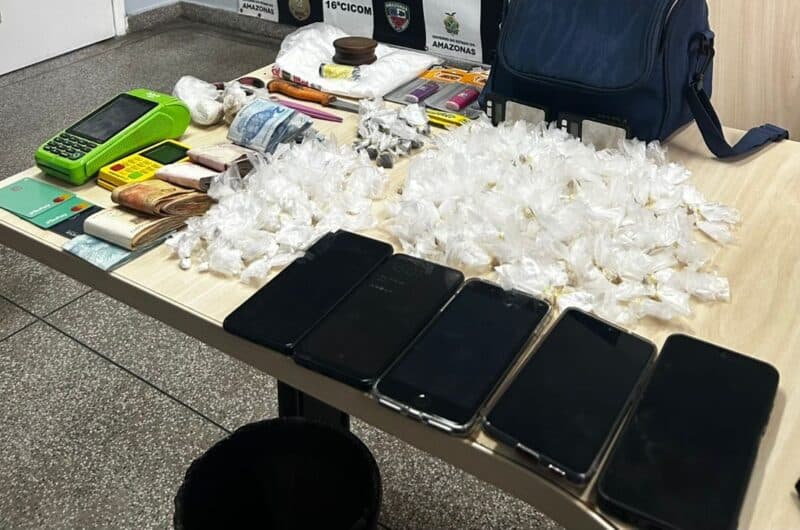Polícia estoura boca de fumo e prende casal com R$ 2 mil e drogas em Manaus