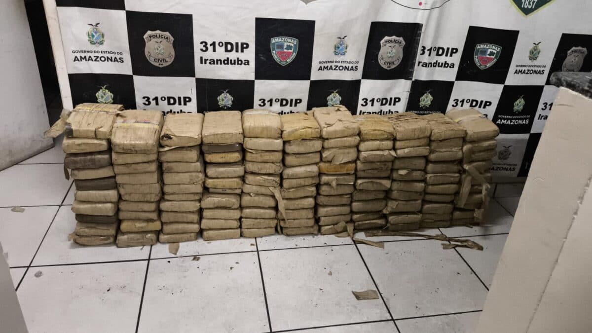 Polícia apreende 110 pacotes de drogas em barco no Rio Solimões