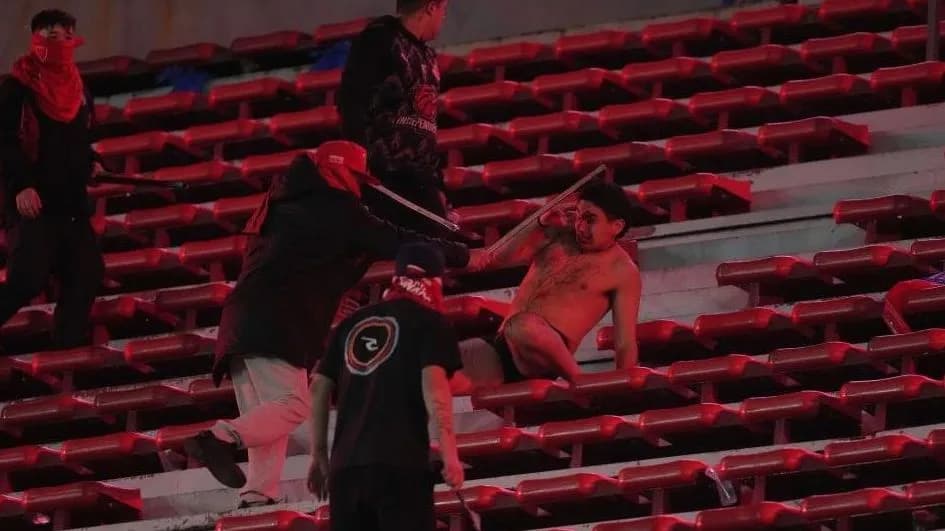 VÍDEO: Torcedores são agredidos e deixados seminus durante briga na Copa Sul-Americana