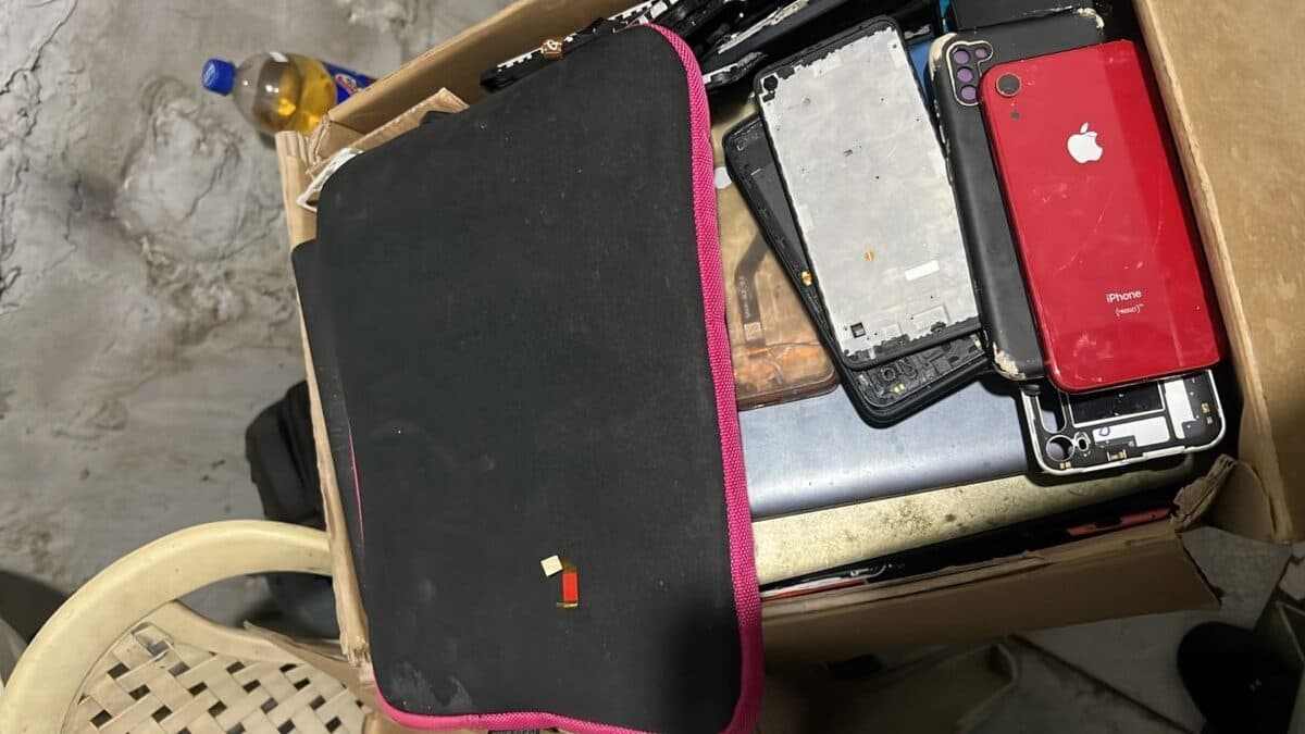 Dois homens são presos com celulares roubados em assistência técnica em Manaus