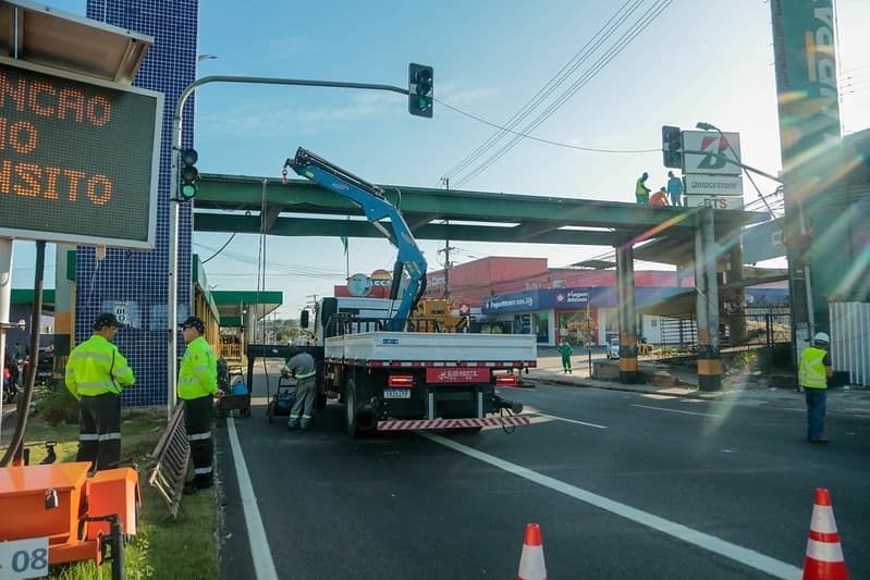 Trânsito é alterado durante demolição de passarela na avenida Torquato Tapajós em Manaus