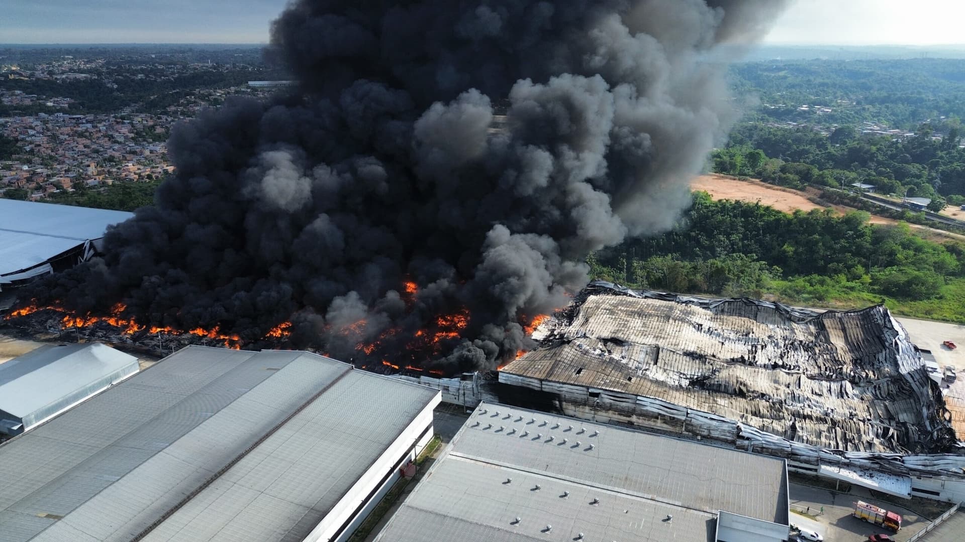 “O fogo está confinado”, diz subcomandante dos Bombeiros, sobre combate a incêndio na Effa Motors