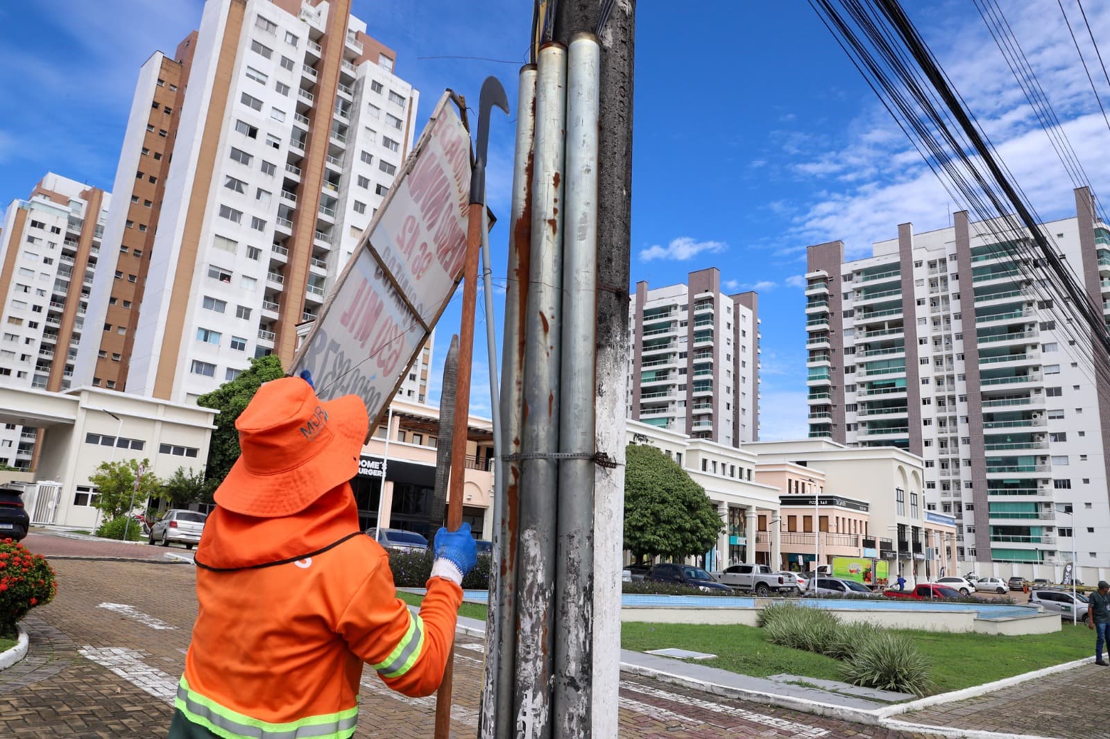 Aplicações de “lambe-lambes” em áreas públicas são fiscalizadas pela prefeitura em Manaus