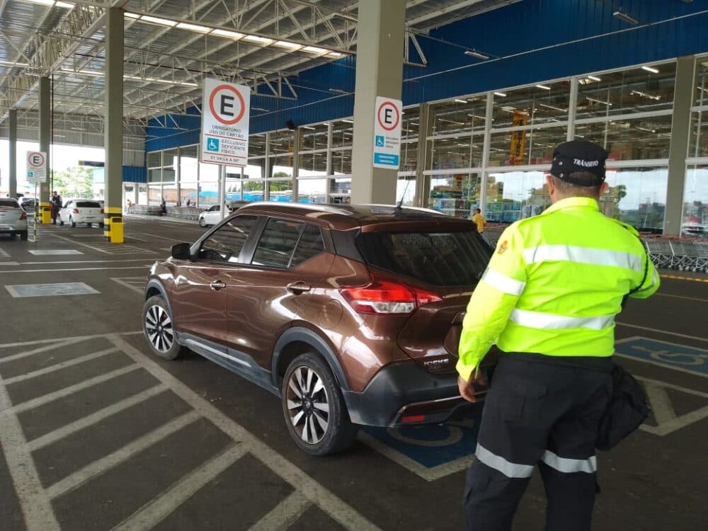 Mais de 2 mil motoristas são autuados por uso irregular de vagas de idosos e PCDs em Manaus