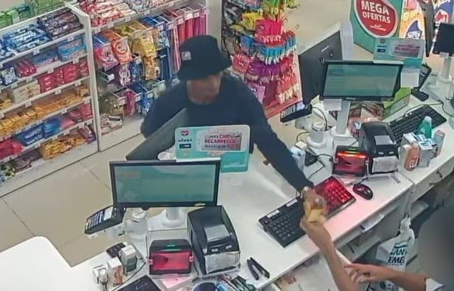 Suspeito é procurado por roubo a drogaria em Manaus