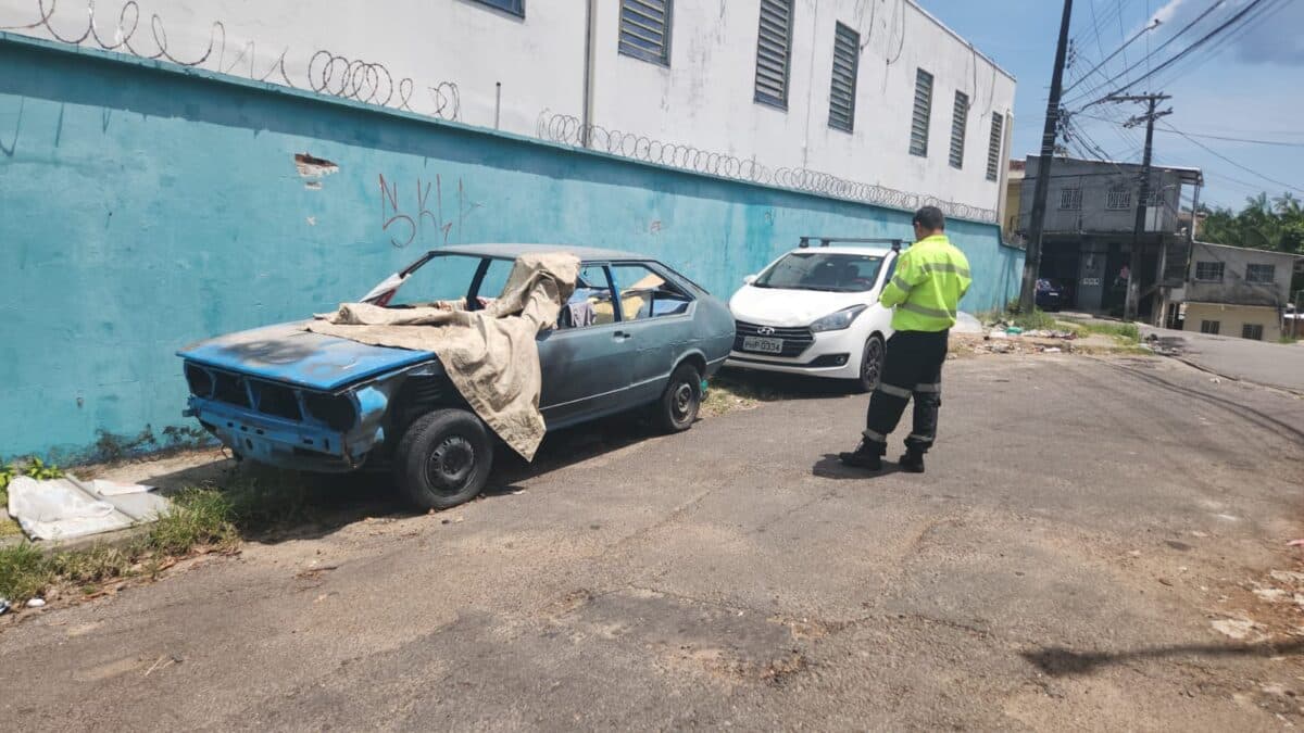 Operação Sucata retira veículos abandonados das ruas de Manaus