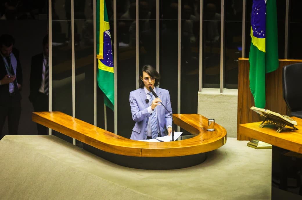 Amom Mandel conduz sessão na Câmara dos Deputados
