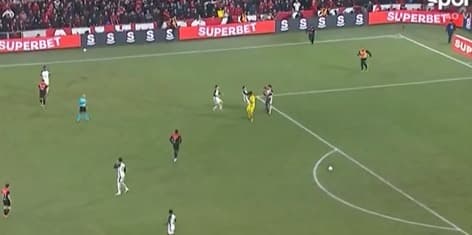 VÍDEO: Goleiro Hugo Souza, do Corinthians, é agredido por torcedor do Athletico-PR em partida da Copa do Brasil