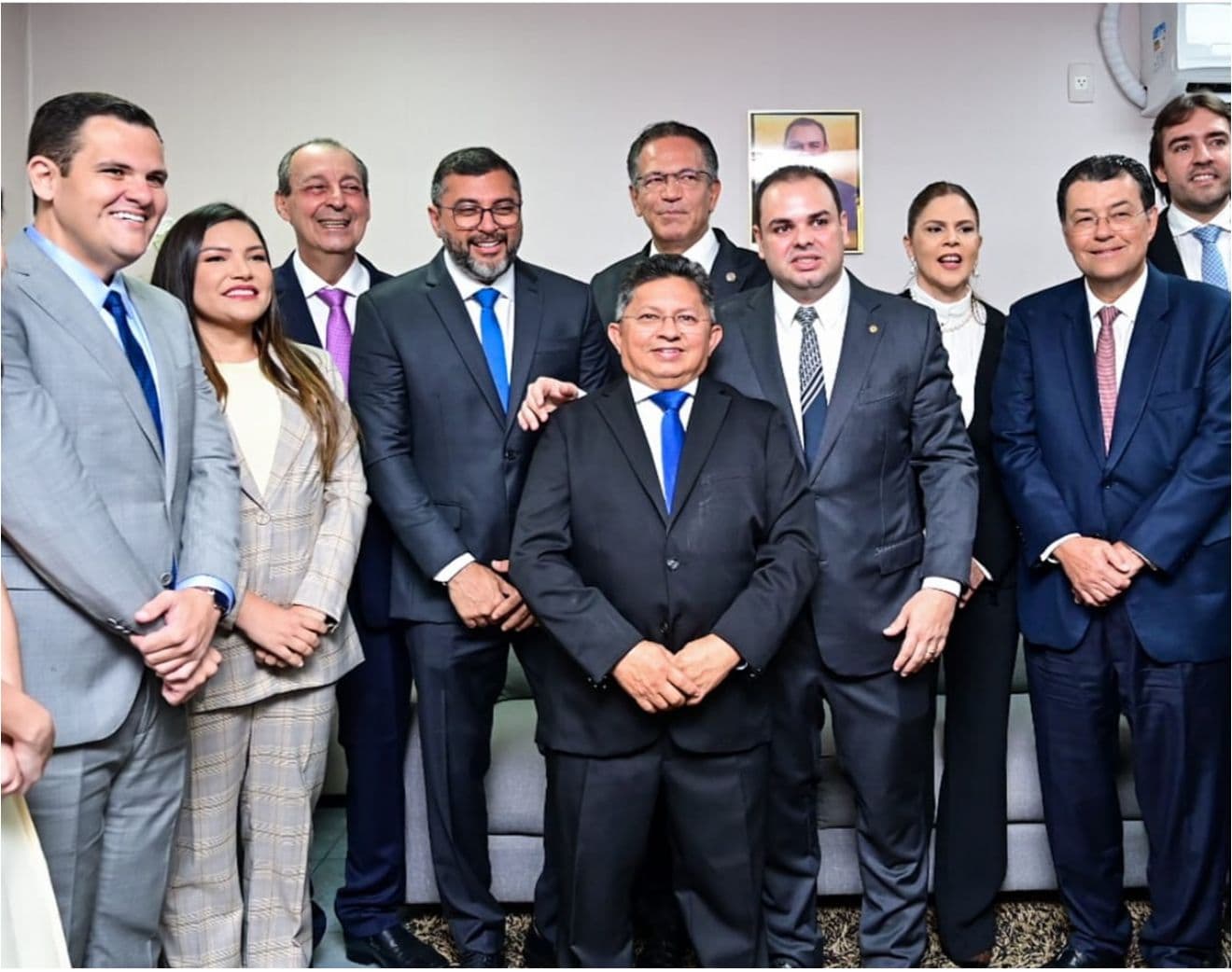 Wilson Lima, Omar Aziz e Eduardo Braga se reúnem em solenidade na Assembleia Legislativa