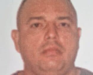 Homem é procurado por fraturar a coluna da ex com capacete em Manaus